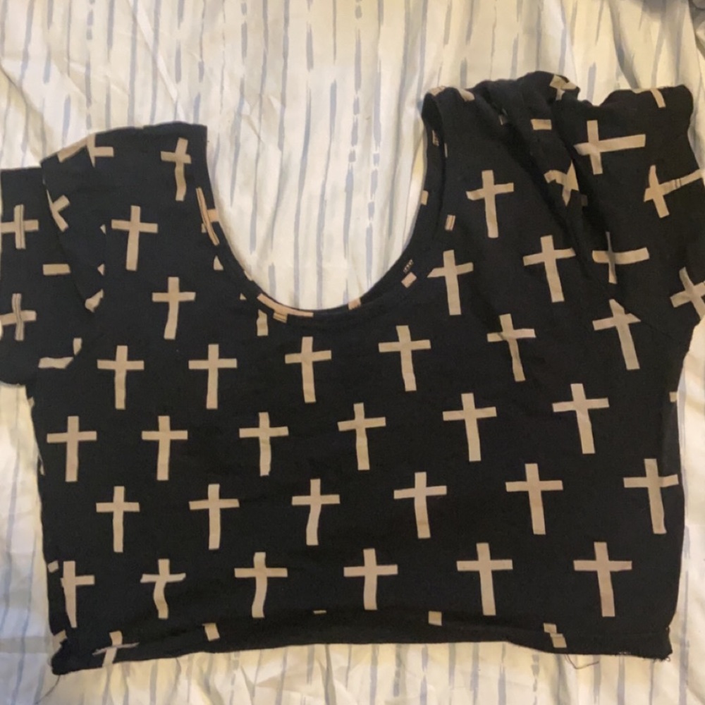 Black crop top shirt
